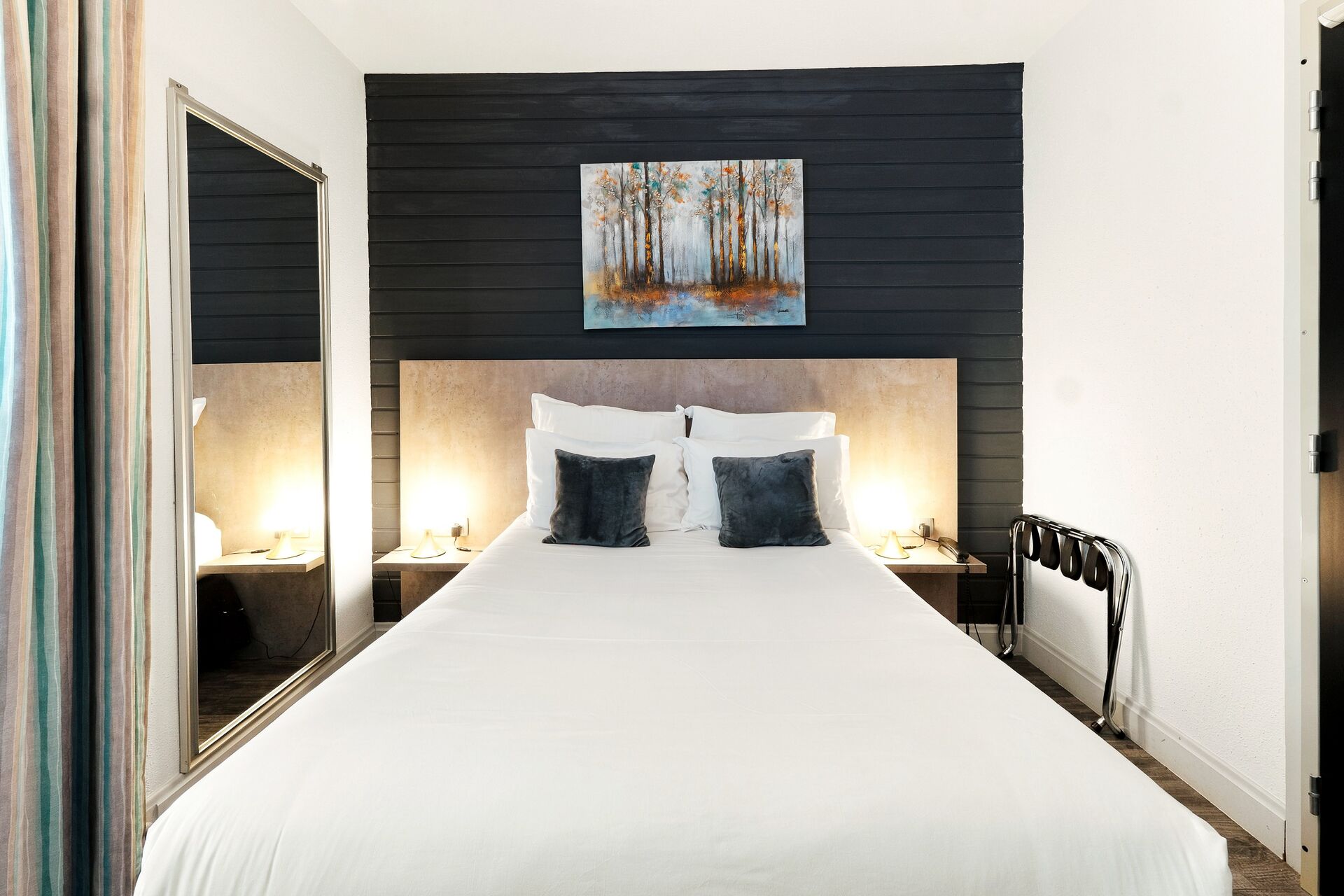 Chambre simple cosy avec lit double et éclairage tamisé, hôtel La Réserve à Gérardmer