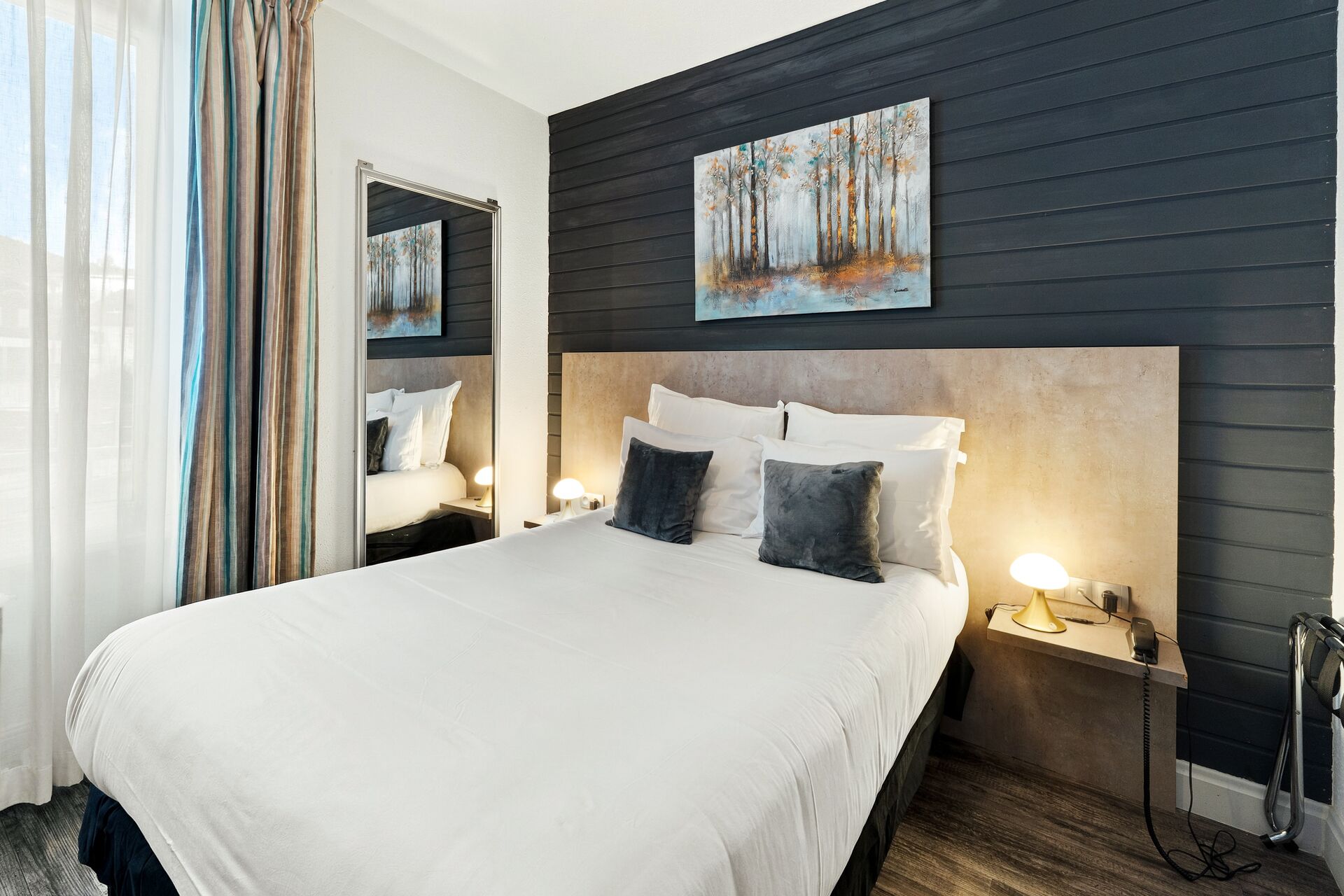 Einzelzimmer mit Doppelbett, nachtblauer Wand und Waldbild, Hotel La Réserve Gérardmer