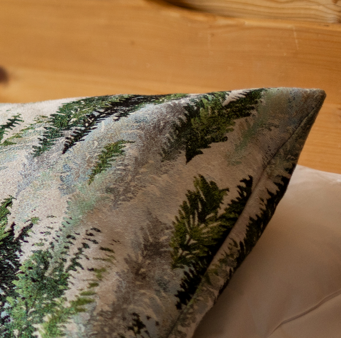 Détail de coussin à motif sapins dans la chambre simple de l'hôtel La Réserve à Gérardmer