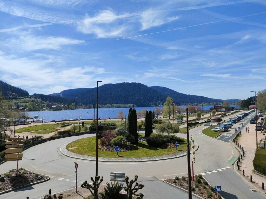 Vue sur le lac de Gérardmer et les montagnes depuis l'hôtel La Réserve, en centre-ville