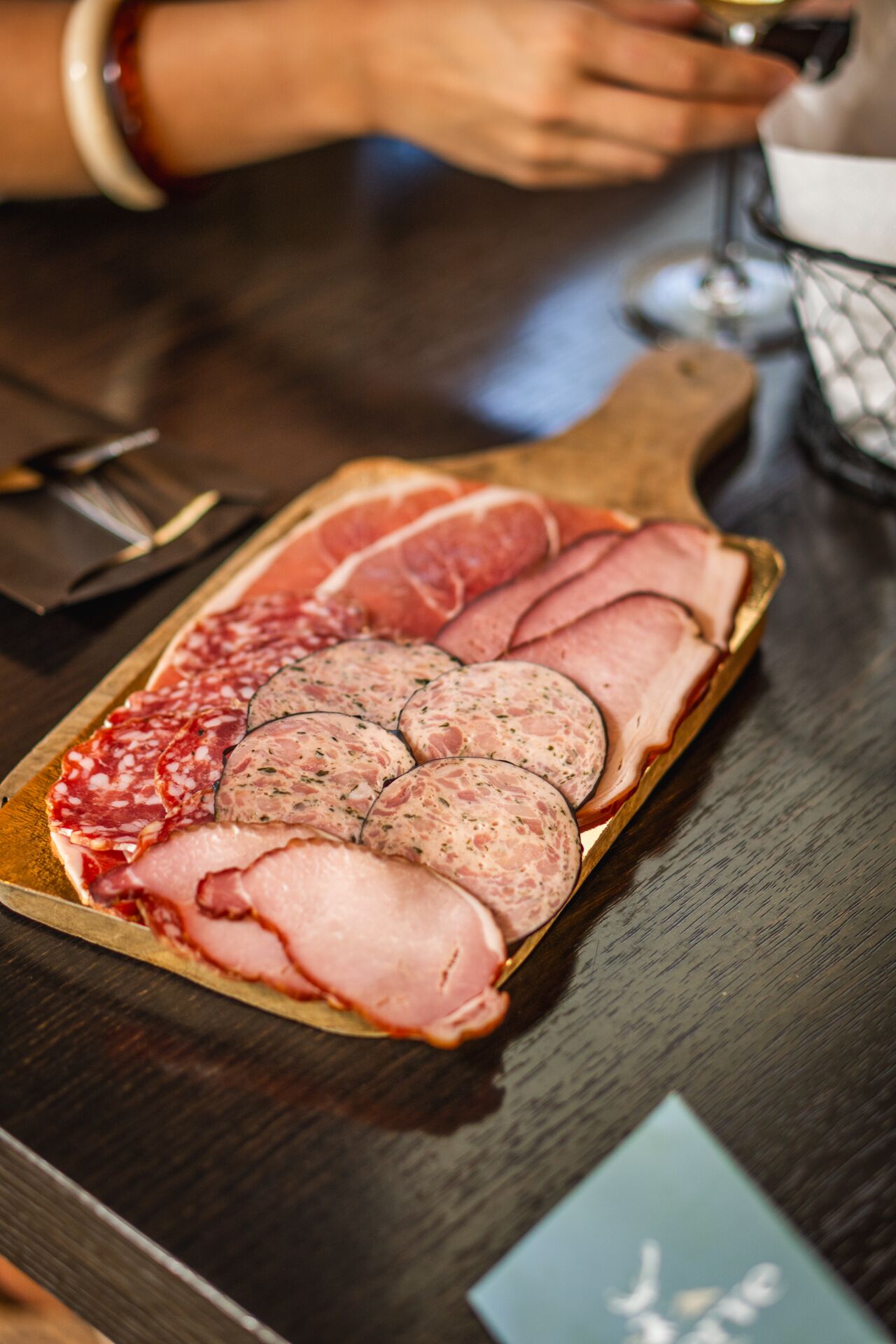 Planche de charcuterie des Vosges servie au lounge bar de l'hôtel La Réserve Gérardmer