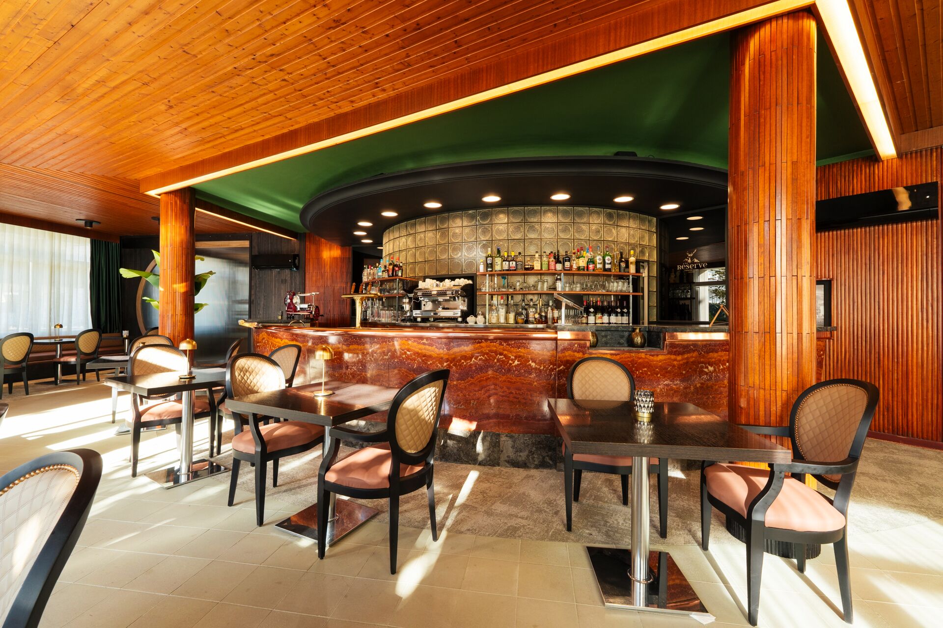Comptoir et salon du lounge bar vintage de l'hôtel La Réserve, face au lac de Gérardmer