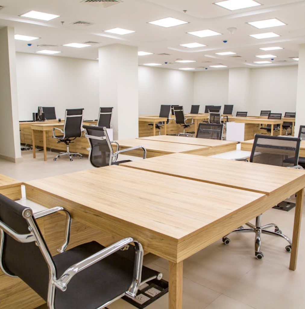 Grande salle de séminaire lumineuse avec tables en bois, hôtel séminaire à Gérardmer