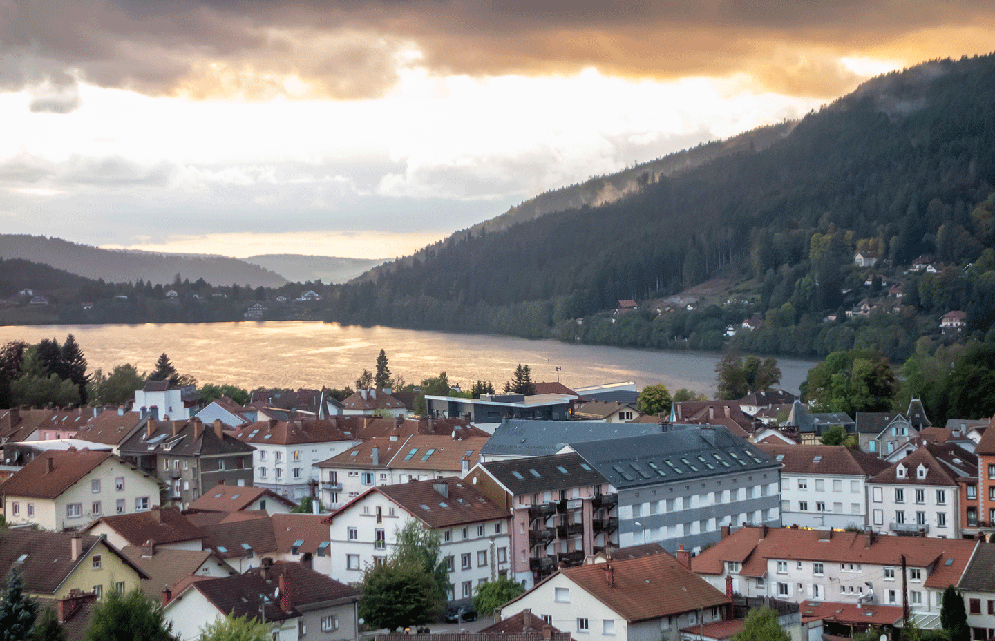 Vue sur le centre-ville de Gérardmer et son lac au coucher du soleil