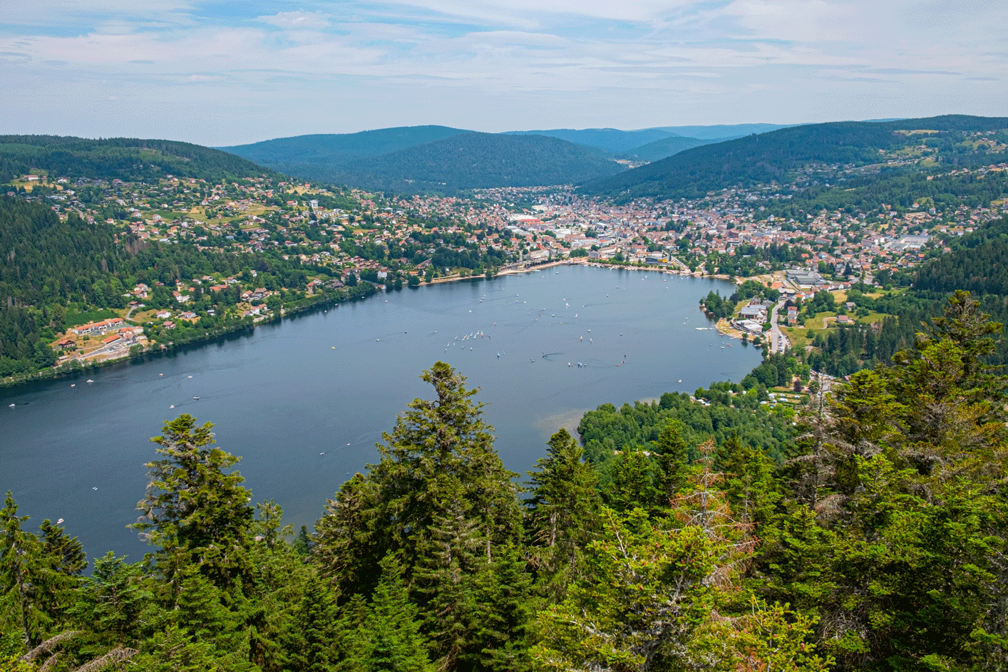 Vue aérienne du lac de Gérardmer et du centre-ville depuis les hauteurs