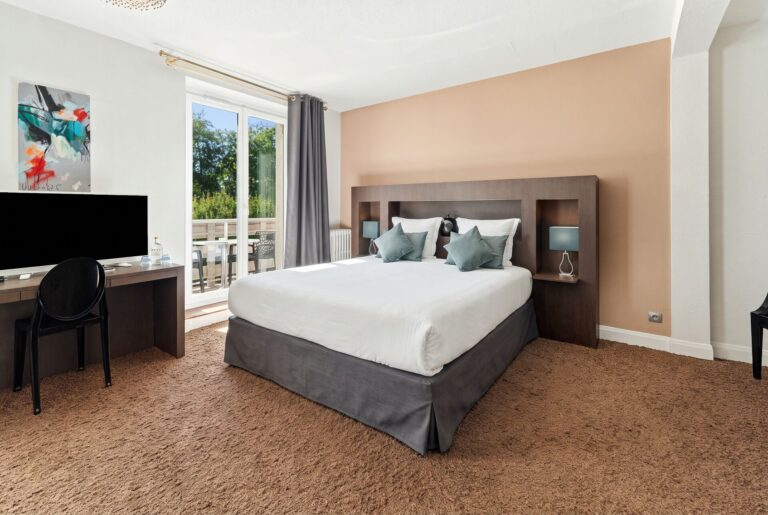 Chambre deluxe vue lac avec lit king size, bureau et porte-fenêtre, hôtel à Gérardmer