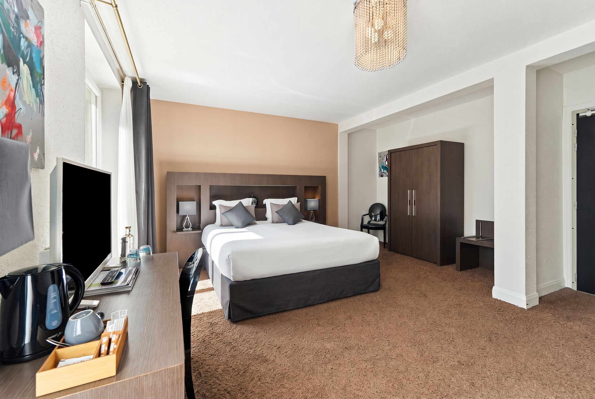 Chambre deluxe vue lac plus avec dressing, bureau et plateau d'accueil, hôtel à Gérardmer