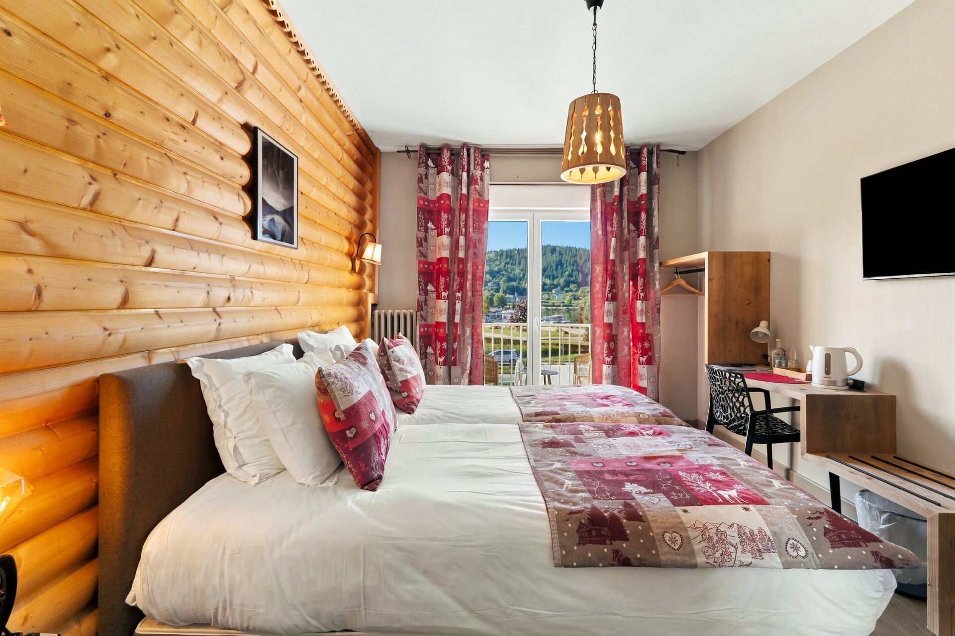 Chambre twin vue lac style chalet avec bureau et porte-fenêtre sur le lac de Gérardmer