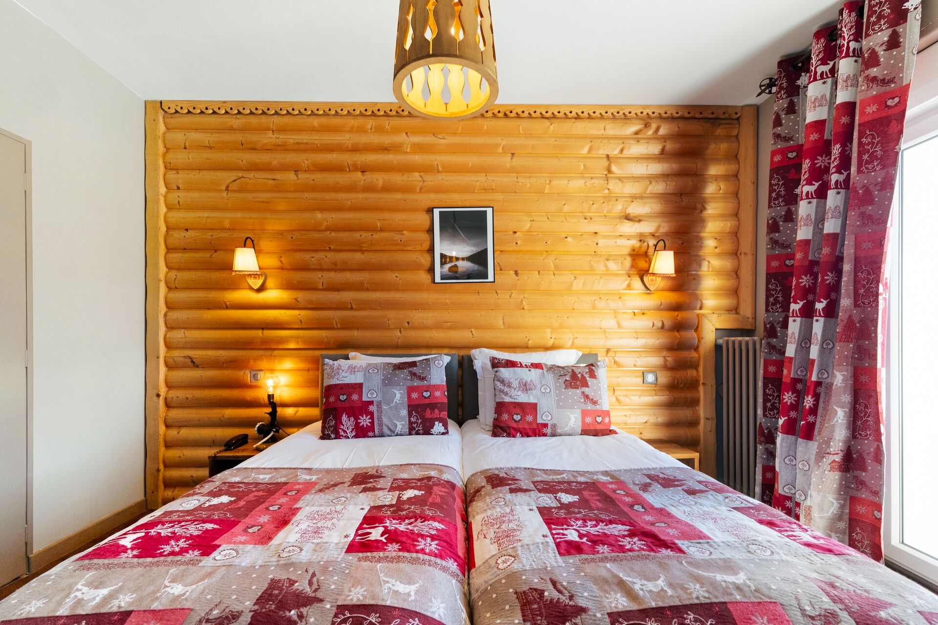 Chambre twin vue lac, deux lits et mur en rondins de bois, hôtel La Réserve à Gérardmer