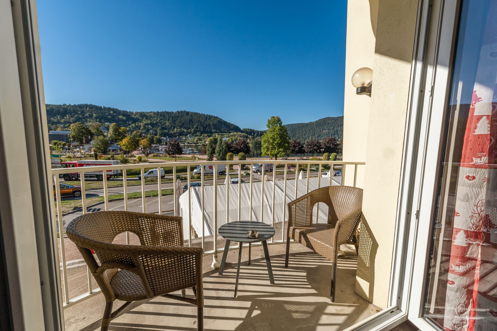 Balcon meublé avec vue sur le lac et les montagnes, chambre twin vue lac, hôtel Gérardmer
