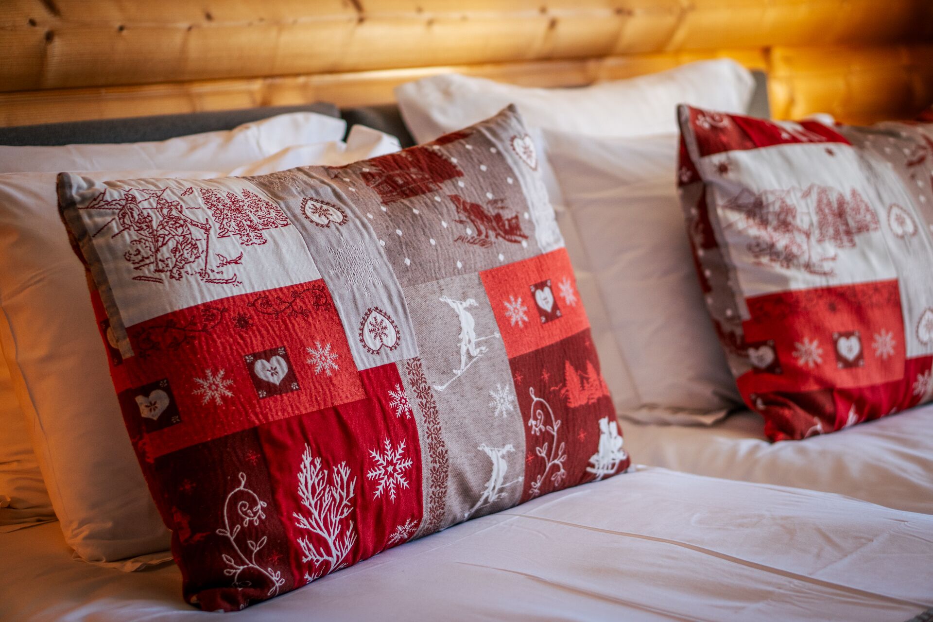Coussins rouges motif montagne sur lit, chambre twin vue lac de l'hôtel La Réserve Gérardmer