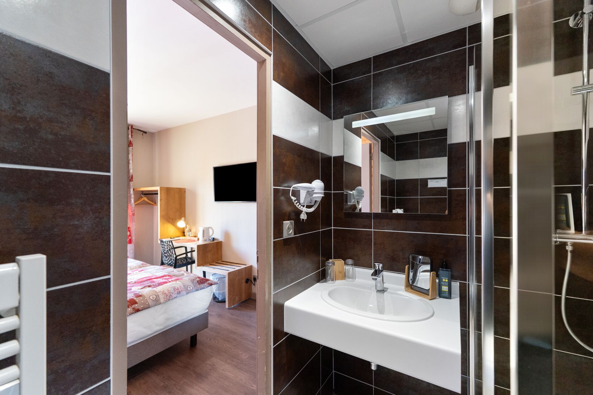 Salle de bain de la chambre twin vue lac, vasque et douche, hôtel La Réserve Gérardmer