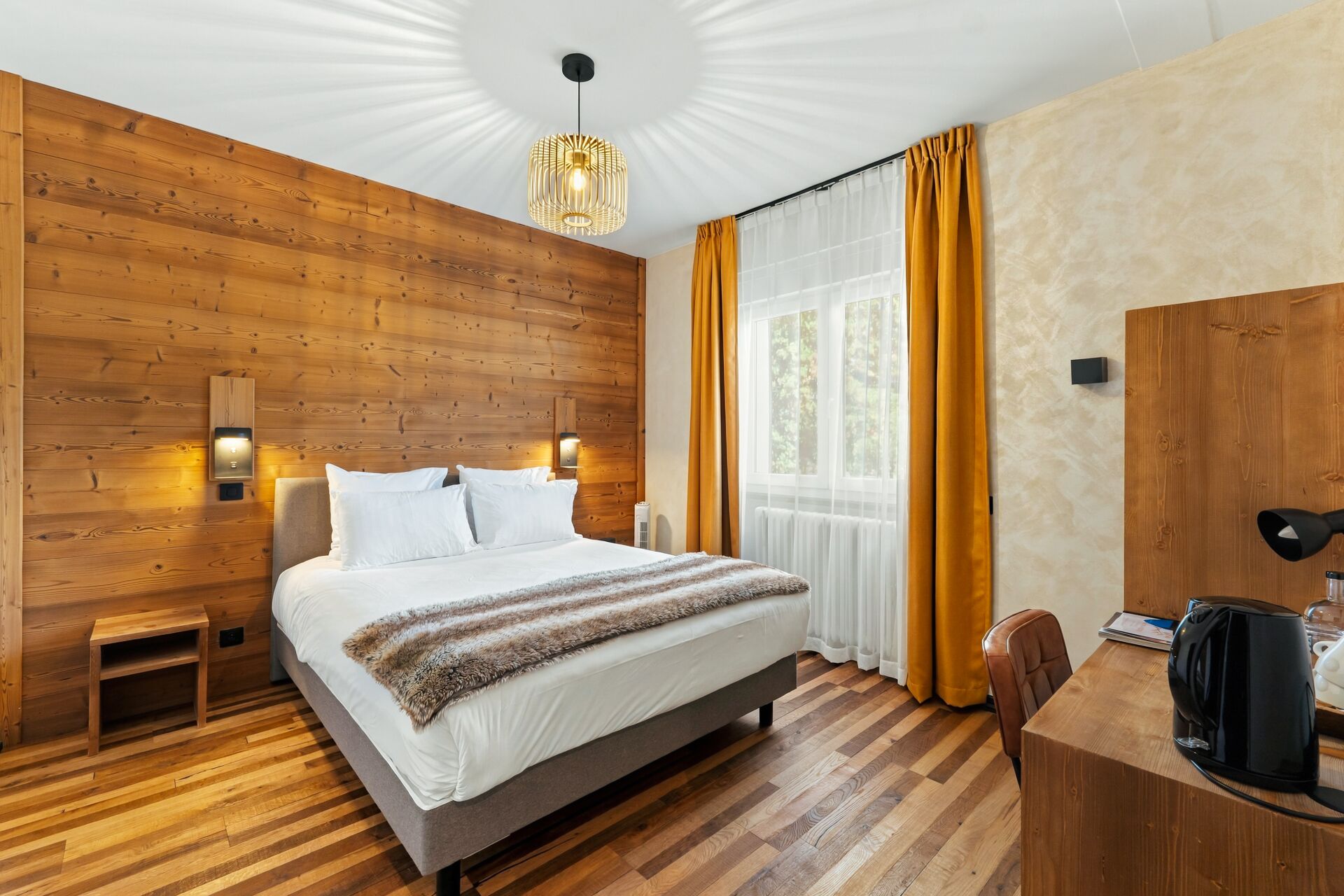 Cozy double room with natural wood and mustard curtains, hotel in downtown Gérardmer