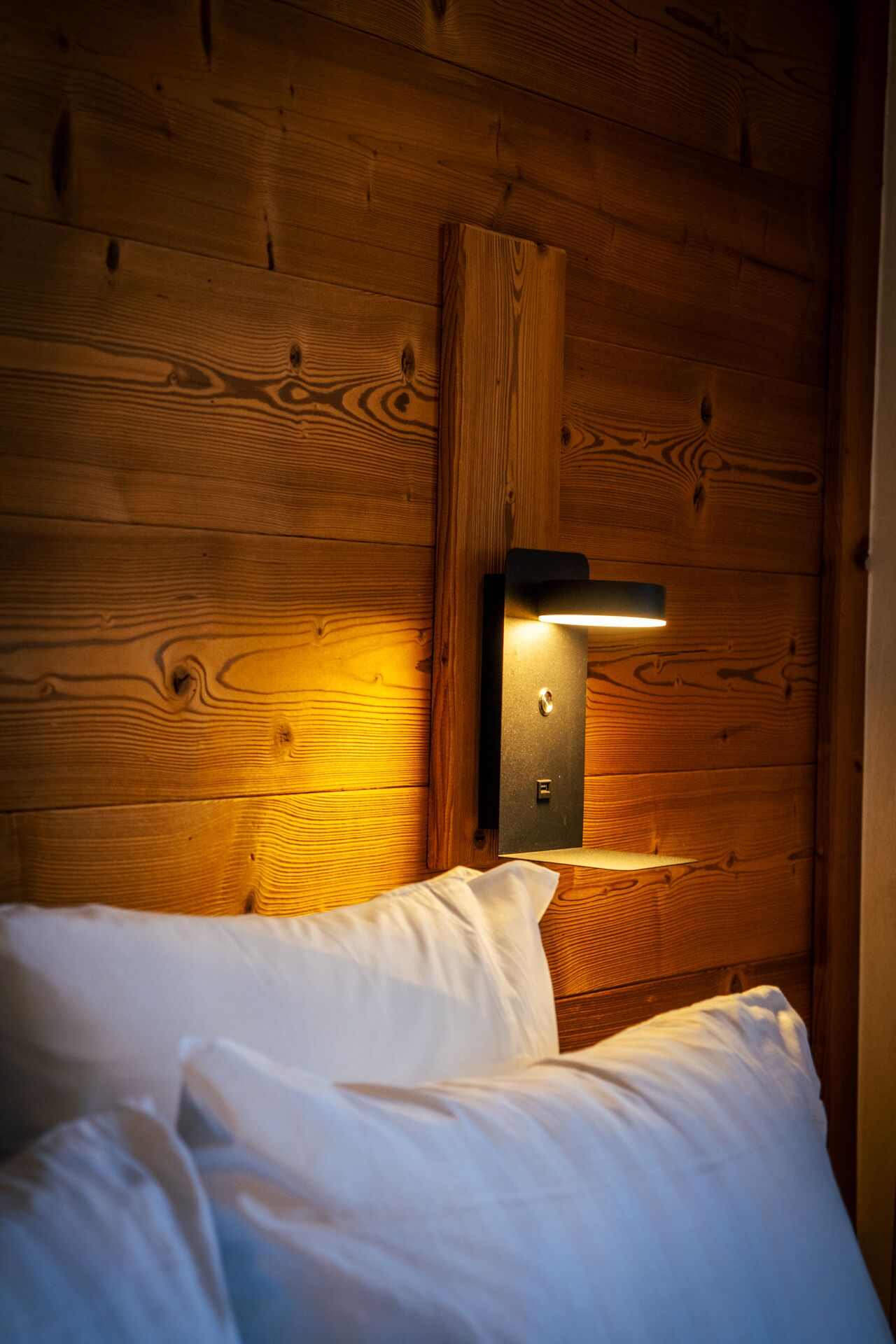 Liseuse murale sur tête de lit en bois, chambre double de l'hôtel La Réserve Gérardmer