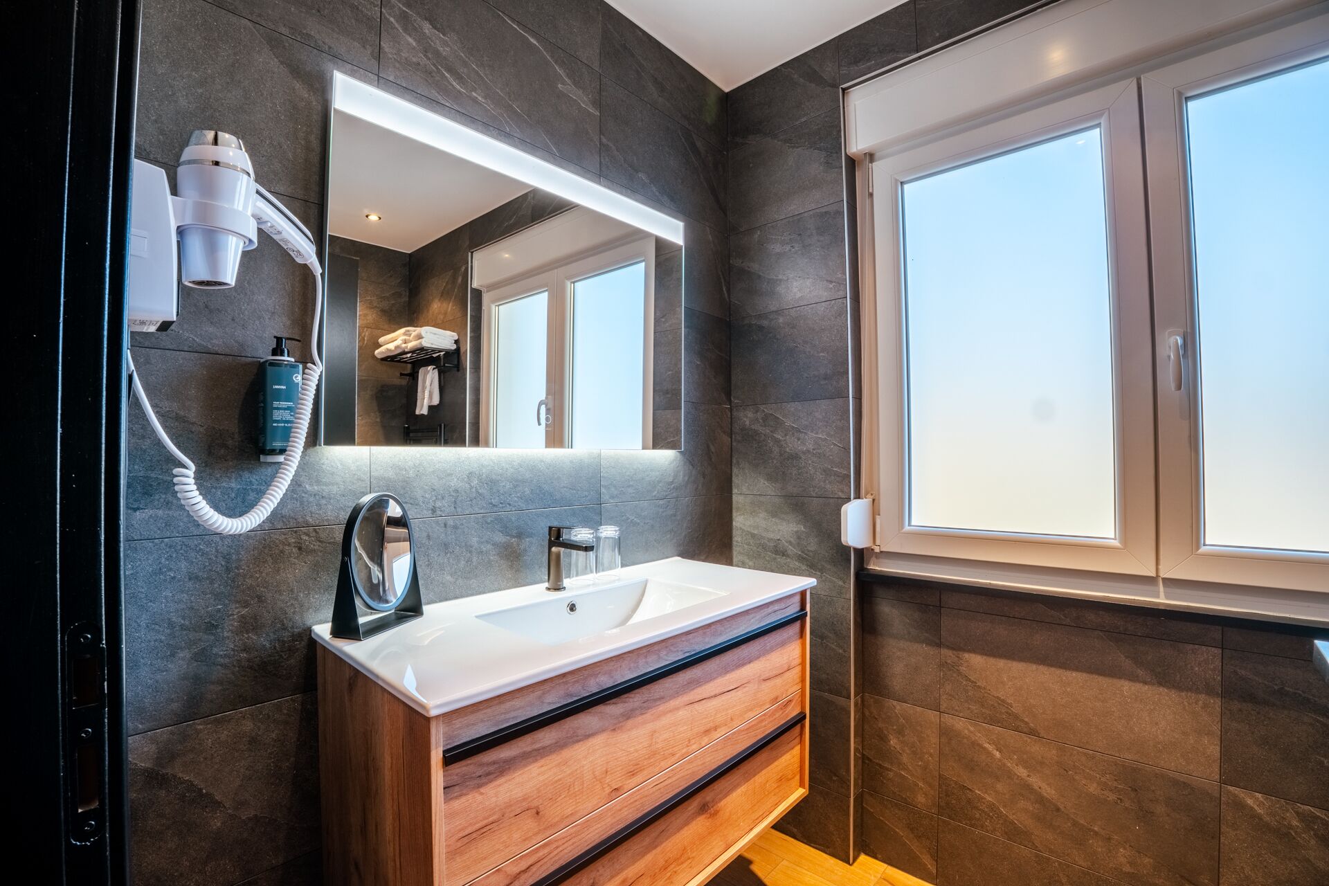 Salle de bain moderne avec vasque et sèche-cheveux, chambre double vue jardin, hôtel Gérardmer