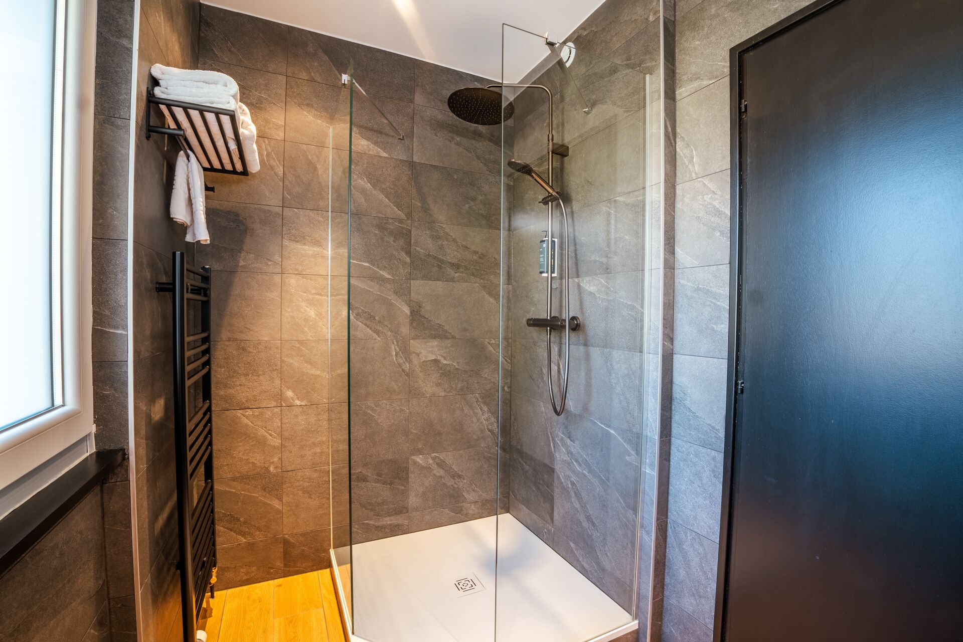 Douche à l'italienne et sèche-serviettes, salle de bain de la chambre vue jardin, hôtel Gérardmer
