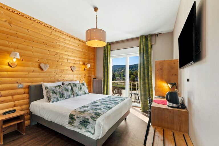Double room with lake view, balcony, and log walls, hotel on the shore of Lake Gérardmer