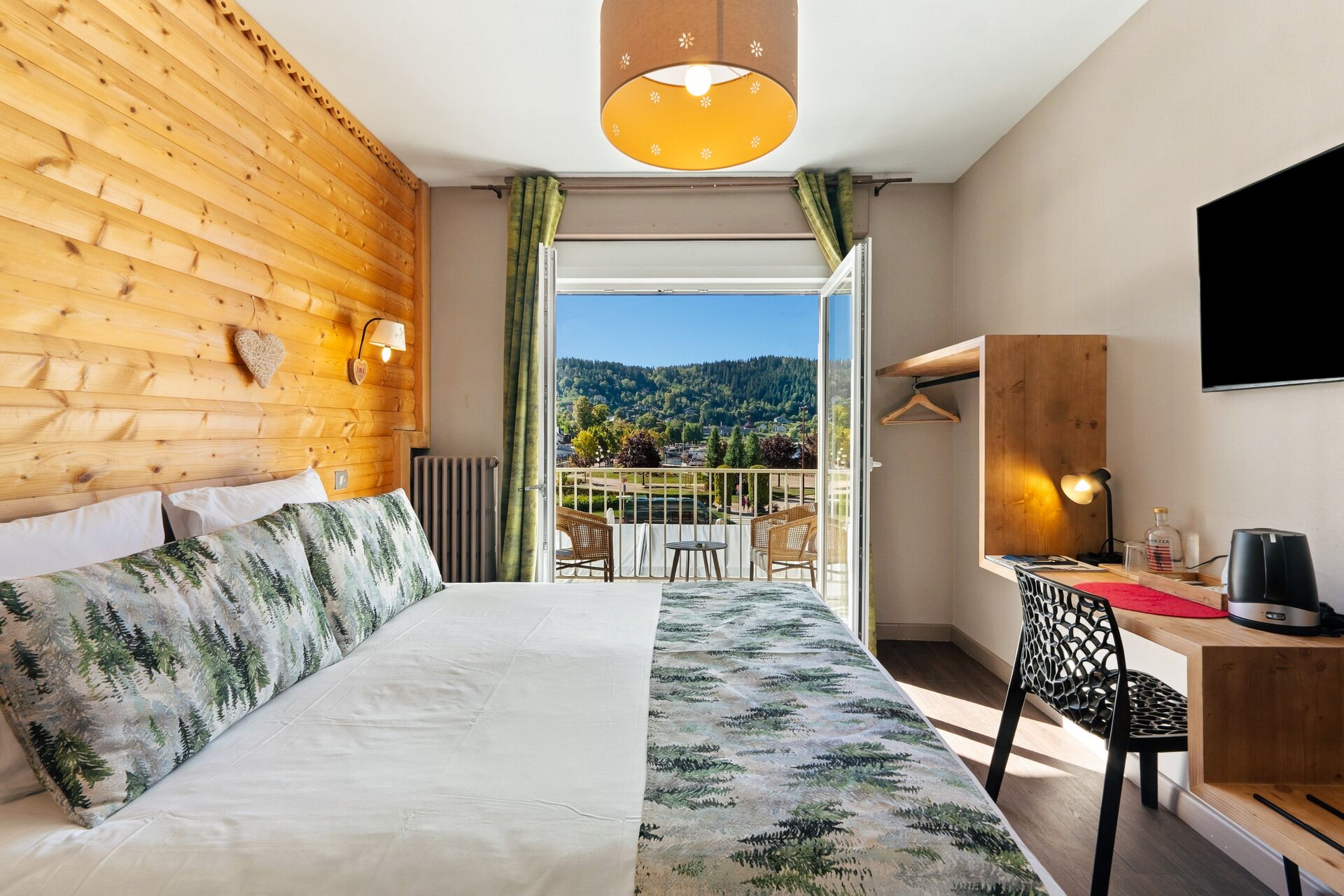 Chambre double vue lac ouverte sur le balcon, hôtel au bord du lac de Gérardmer