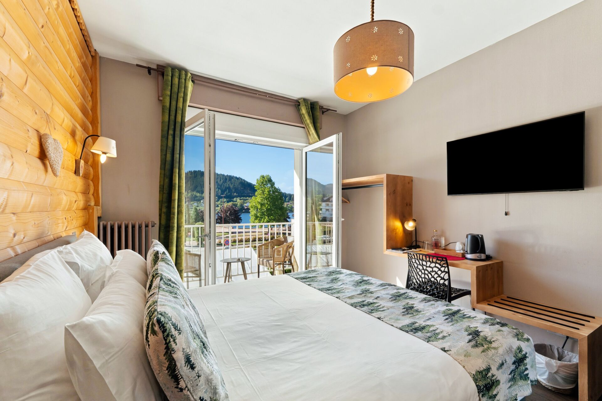 Chambre double vue lac avec porte-fenêtre ouverte sur la terrasse, hôtel lac de Gérardmer