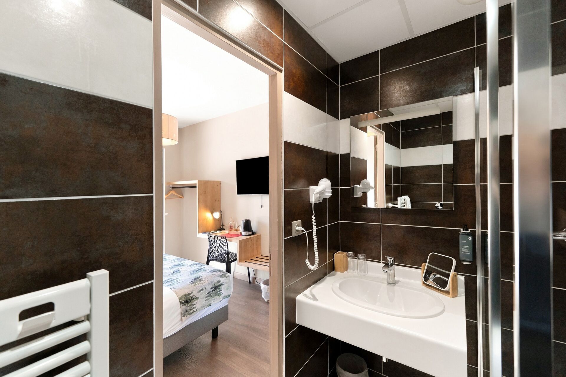Salle de bain avec vasque et miroir, chambre double vue lac, hôtel La Réserve Gérardmer