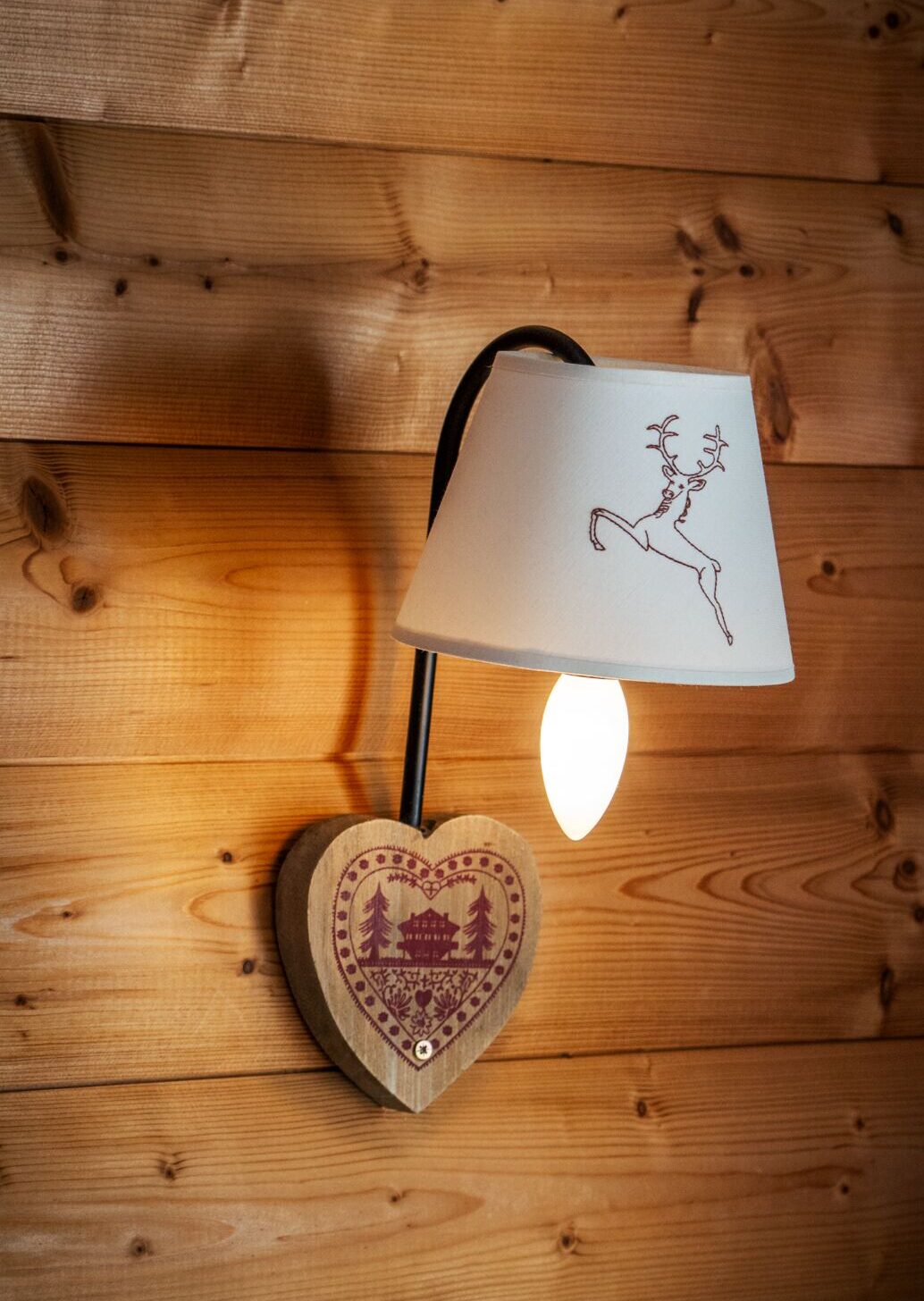 Applique murale décor cerf sur lambris, déco chalet de l'hôtel La Réserve à Gérardmer