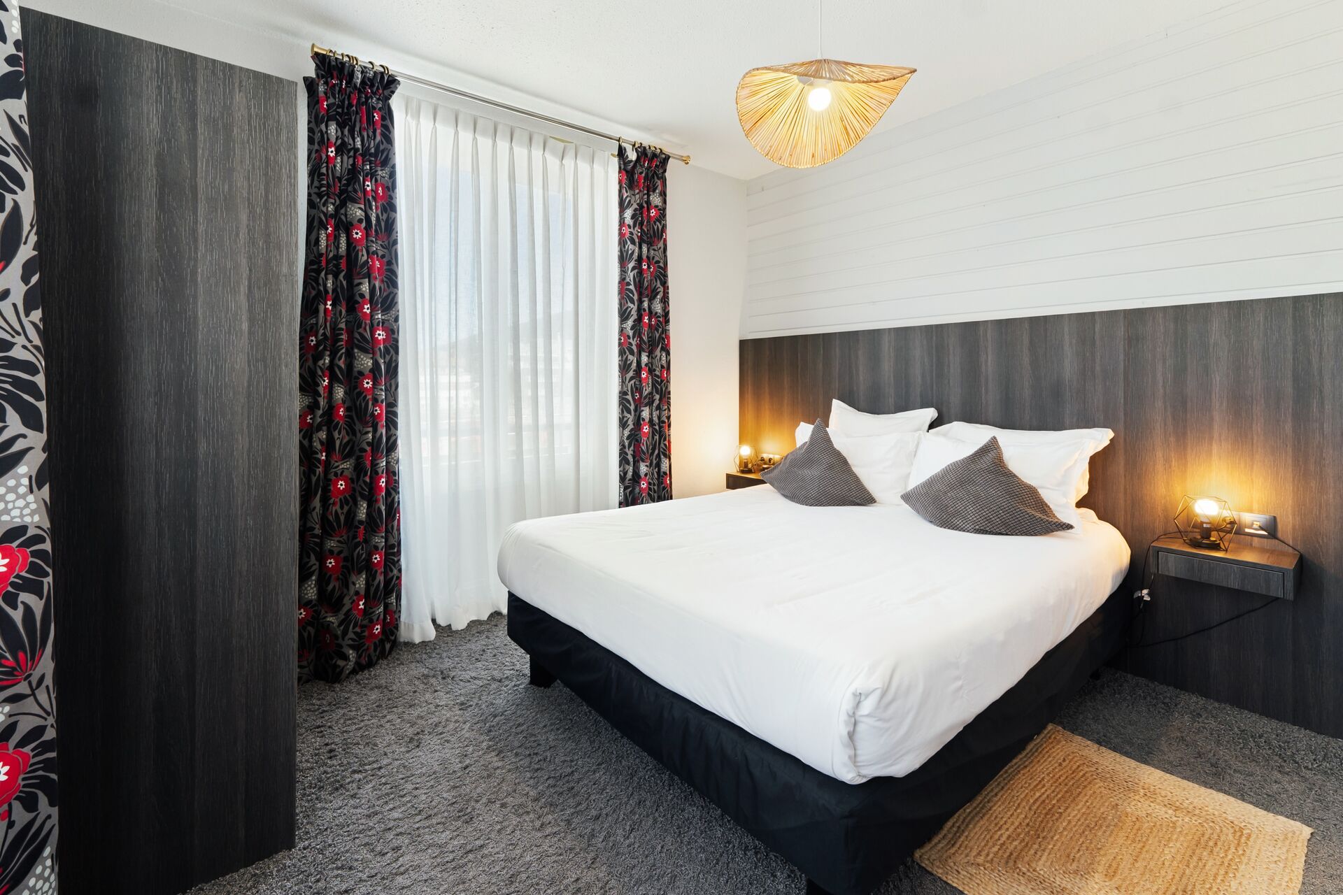 Bright superior room, double bed and dark wood headboard, hotel in Gérardmer