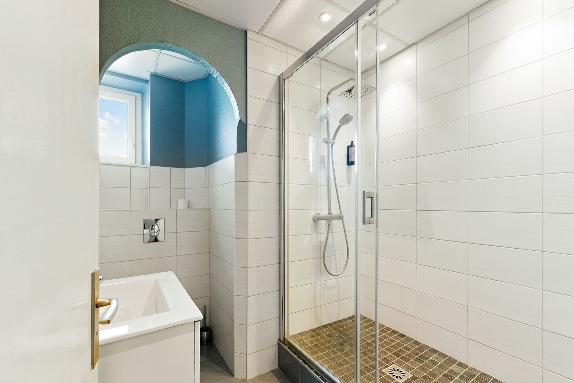 Salle de bain avec douche à l'italienne vitrée, chambre supérieure de l'hôtel La Réserve Gérardmer