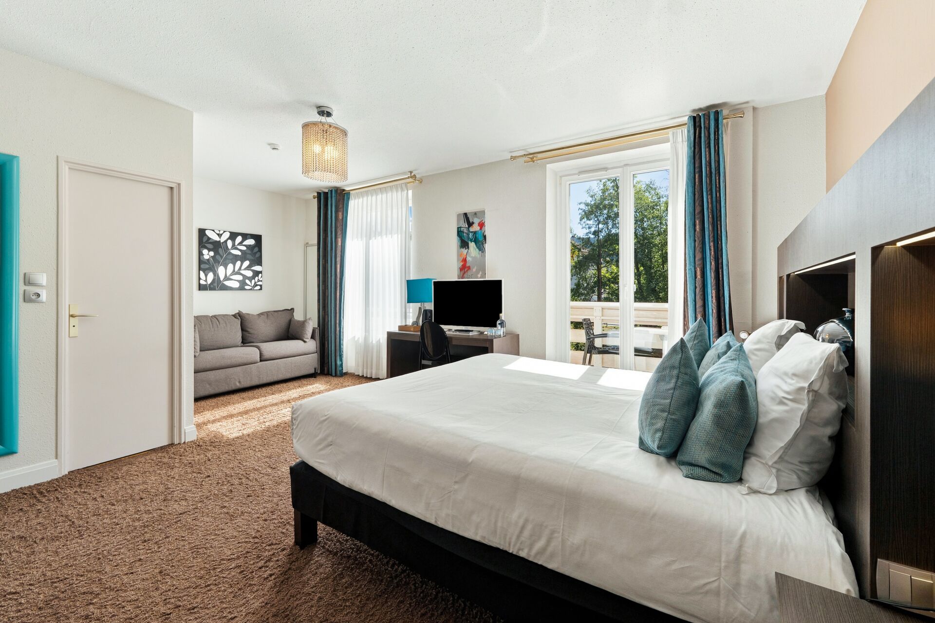 Chambre deluxe vue lac plus avec coin salon et grand lit, hôtel La Réserve à Gérardmer