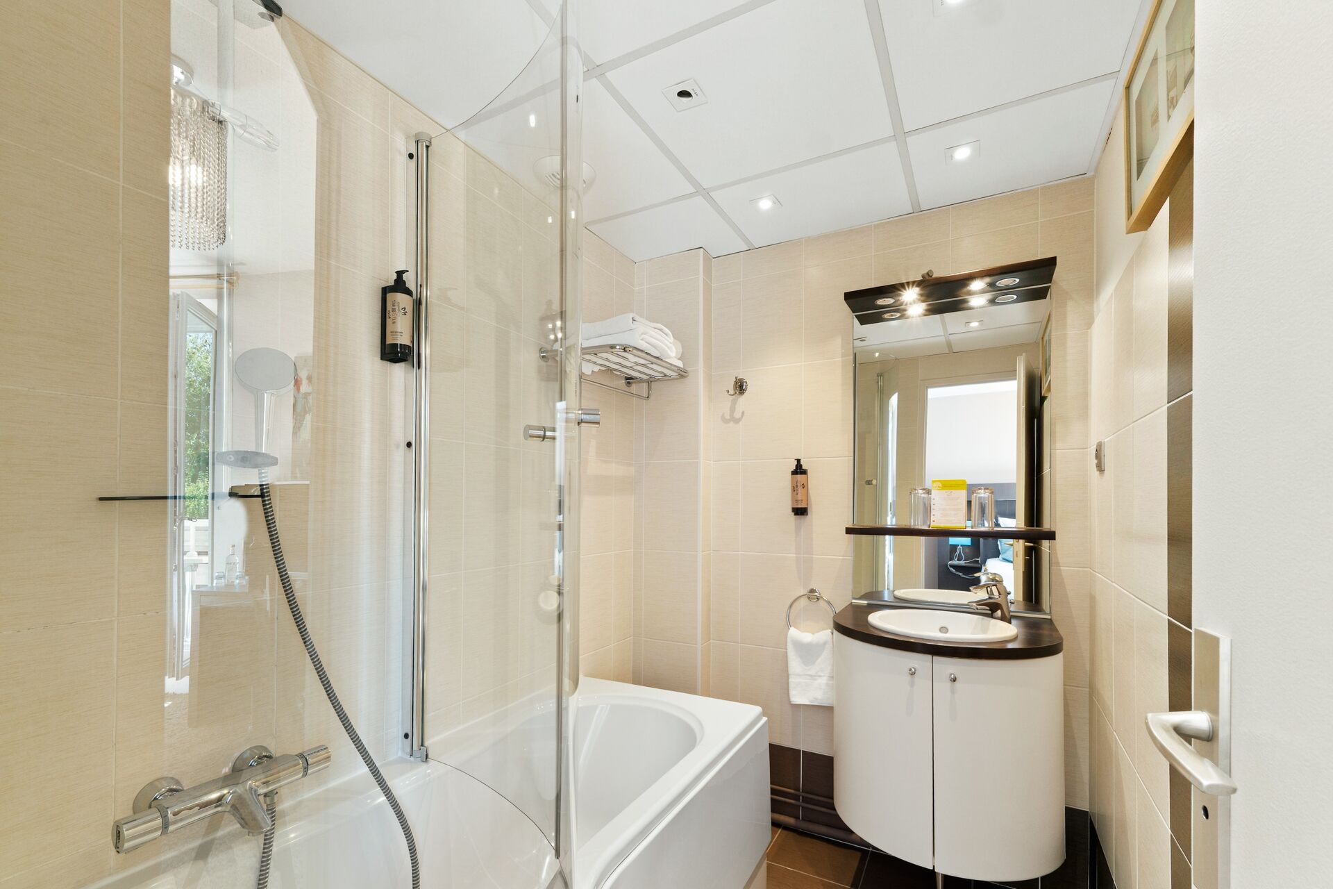 Salle de bain avec baignoire et vasque, chambre deluxe vue lac plus, hôtel La Réserve Gérardmer