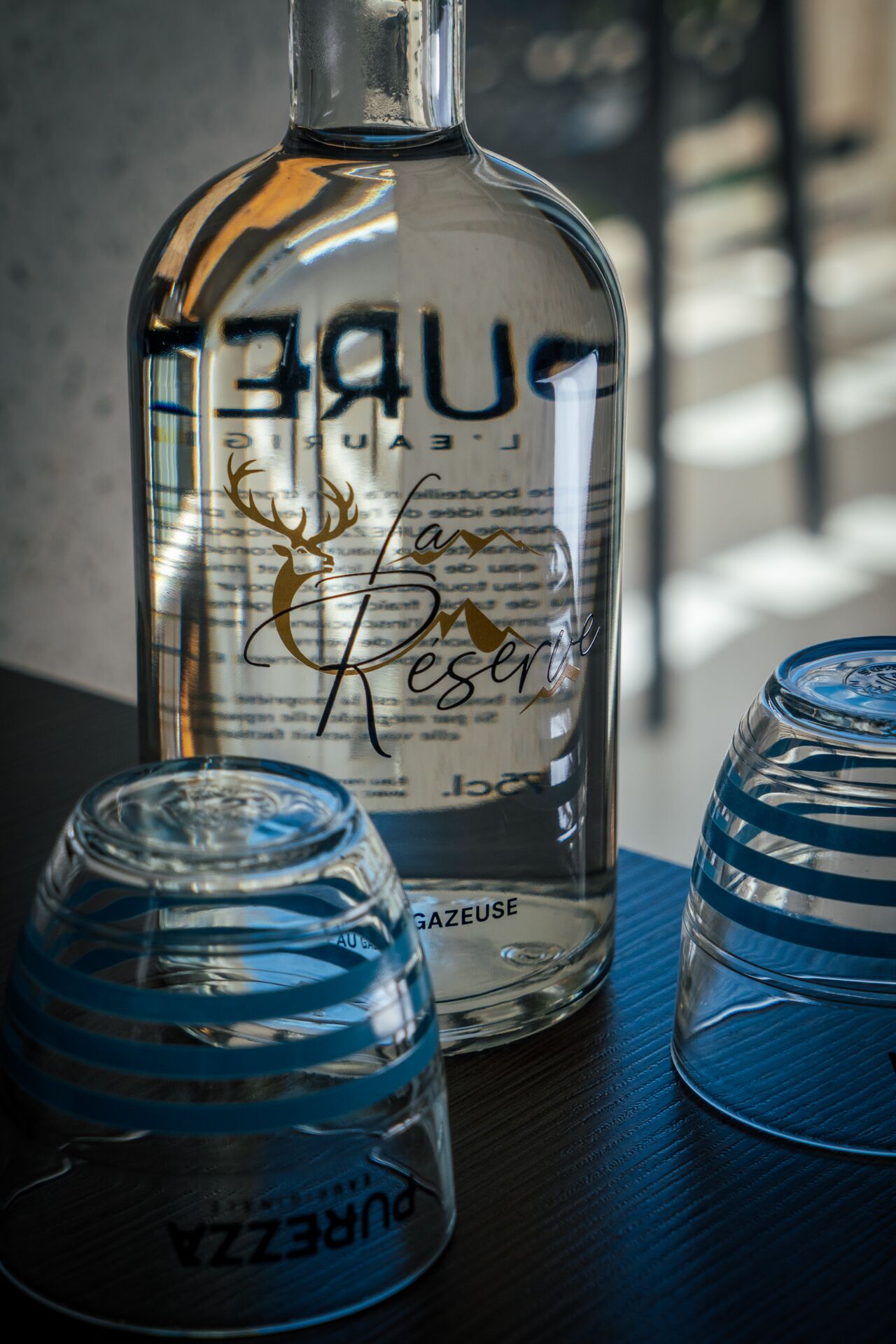 Bouteille d'eau et verres en accueil, chambre deluxe vue lac plus de l'hôtel La Réserve Gérardmer
