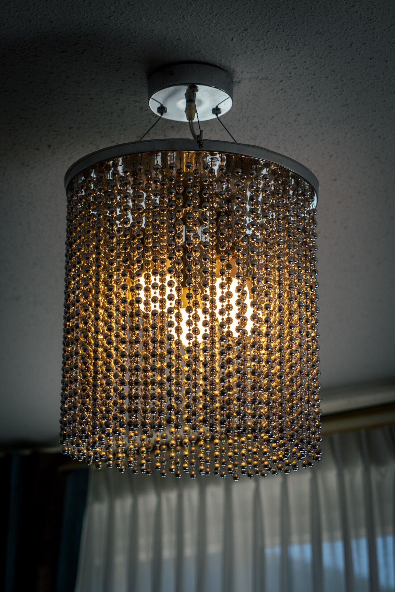 Lustre en perles de verre, détail déco d'une chambre deluxe de l'hôtel La Réserve à Gérardmer