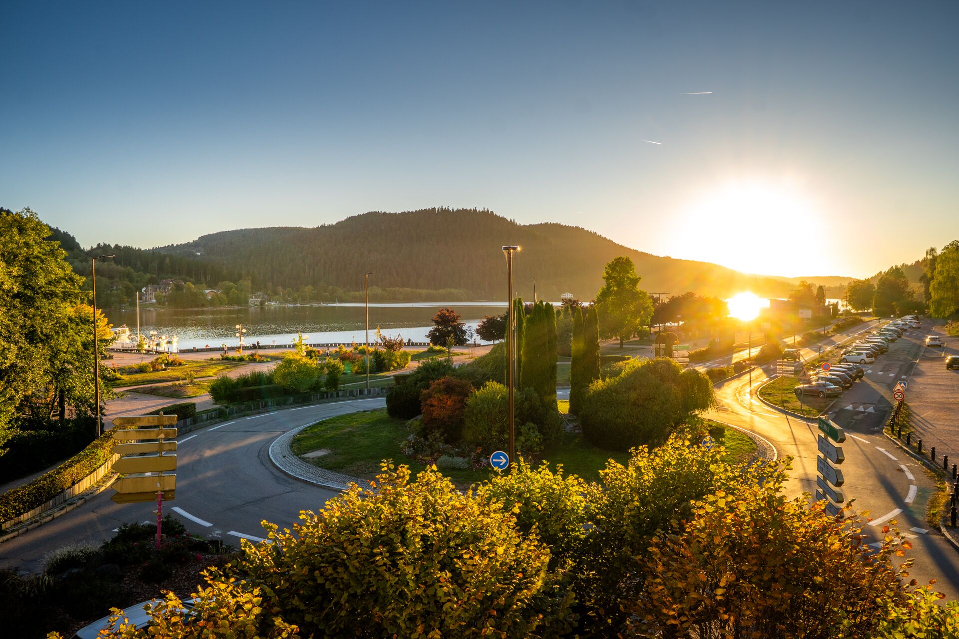 Coucher de soleil sur le lac de Gérardmer vu depuis une chambre deluxe de l'hôtel La Réserve