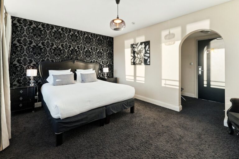 Chambre deluxe vue lac spacieuse au décor élégant noir et blanc, hôtel 3 étoiles à Gérardmer