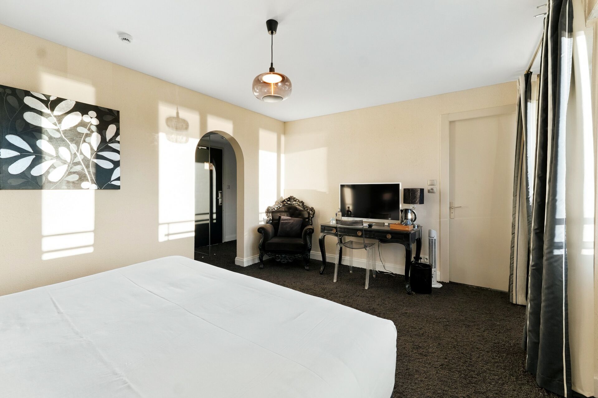 Chambre deluxe vue lac avec fauteuil baroque et bureau, hôtel au bord du lac de Gérardmer