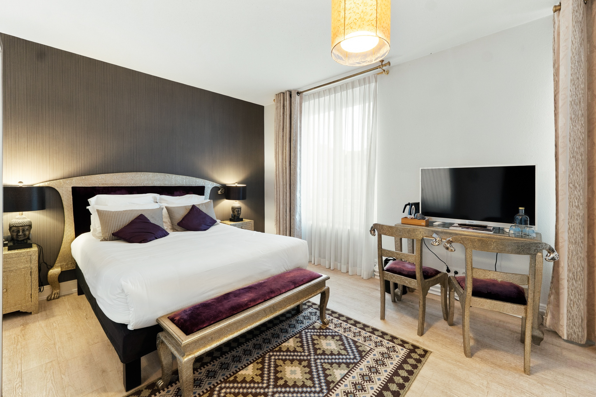 Chambre supérieure plus avec lit king size, bureau et tapis, hôtel 3 étoiles à Gérardmer