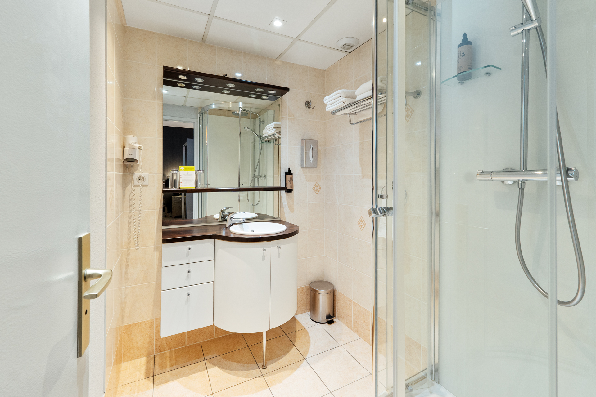Salle de bain avec douche vitrée et meuble vasque, chambre supérieure plus, hôtel à Gérardmer