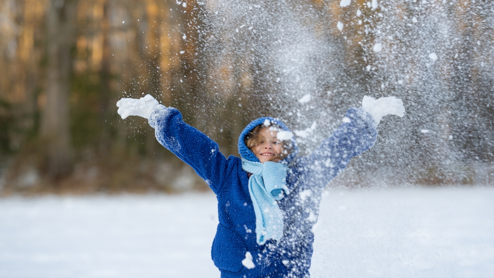 Enfant jouant dans la neige à Gérardmer, vacances d'hiver en famille dans les Vosges