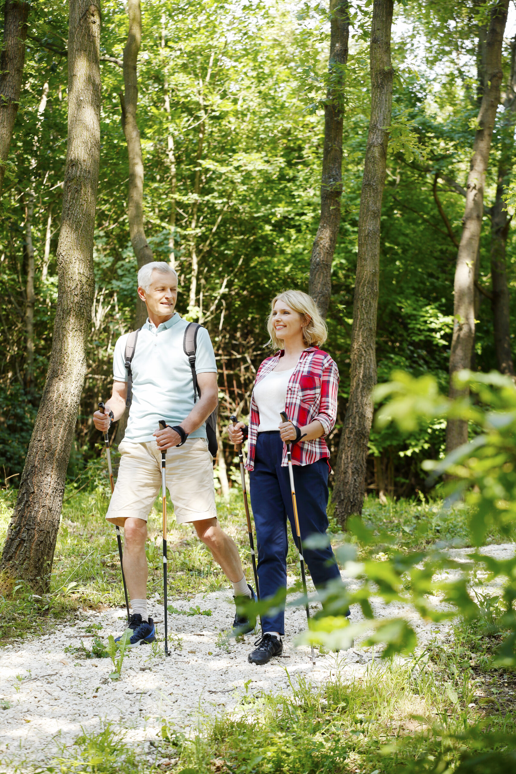 Couple de randonneurs en forêt sur les sentiers autour de Gérardmer