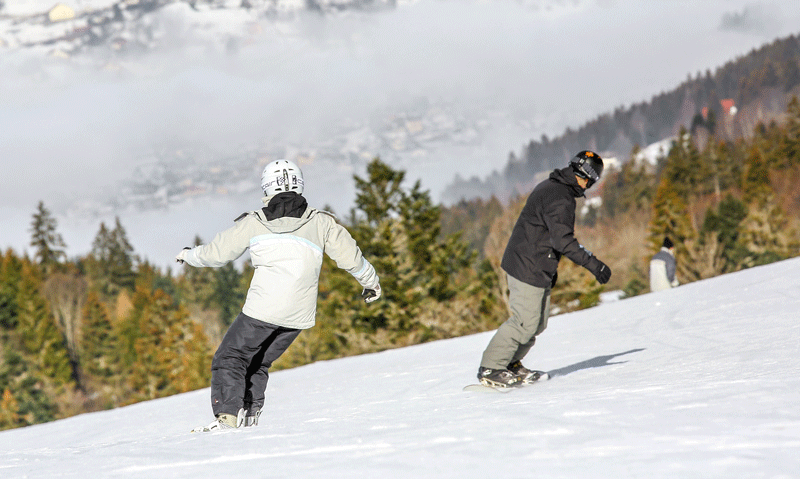 Skieur et snowboardeur sur les pistes enneigées de la station de ski de Gérardmer
