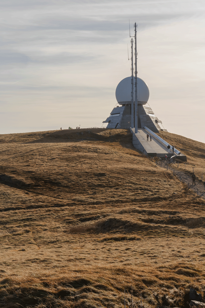 Sommet du Grand Ballon et son radar, randonnée dans le massif des Vosges