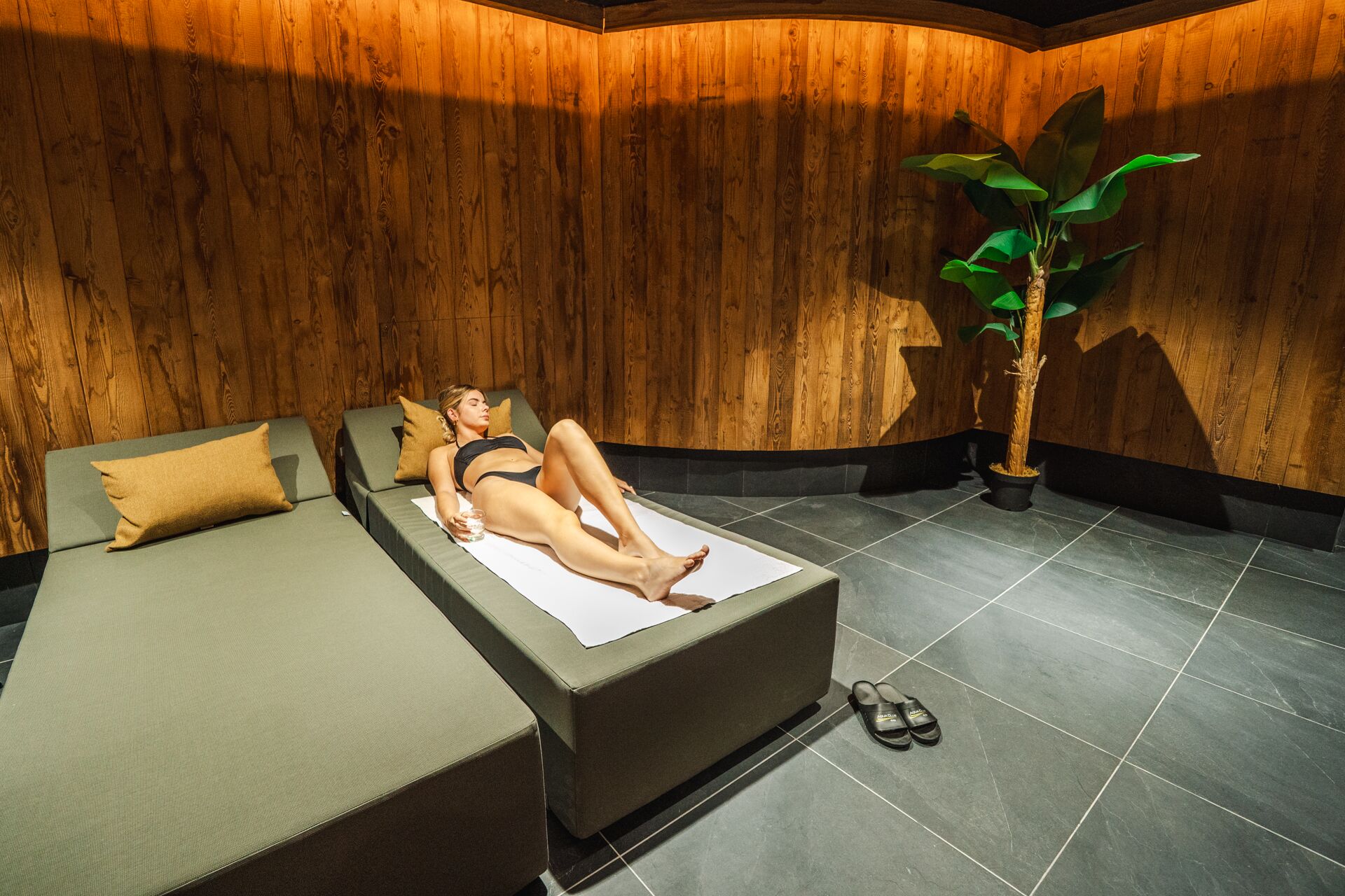 Espace détente avec bains de soleil au spa de l'hôtel La Réserve à Gérardmer