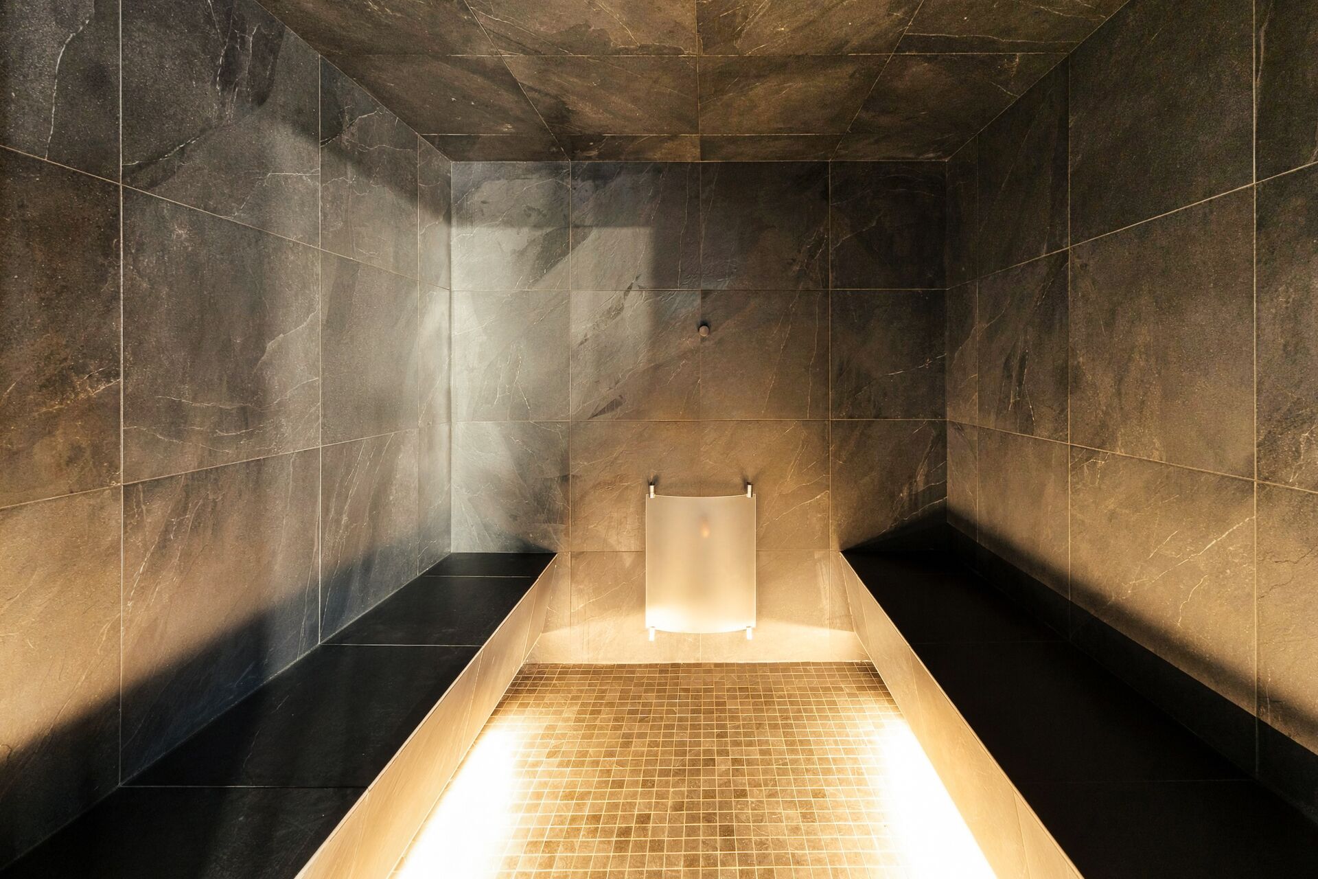 Hammam en pierre éclairé du spa La Forêt, hôtel spa à Gérardmer