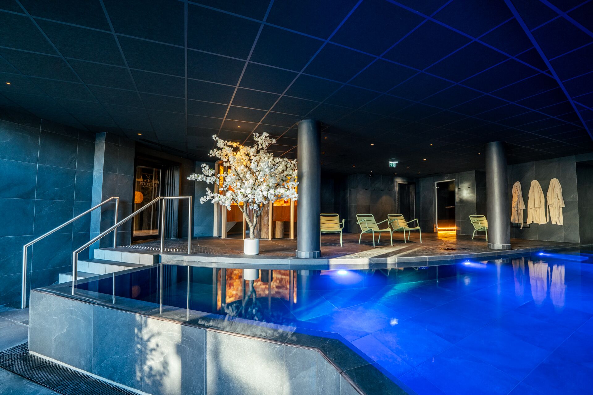 Piscine intérieure chauffée et transats du spa, hôtel avec piscine à Gérardmer