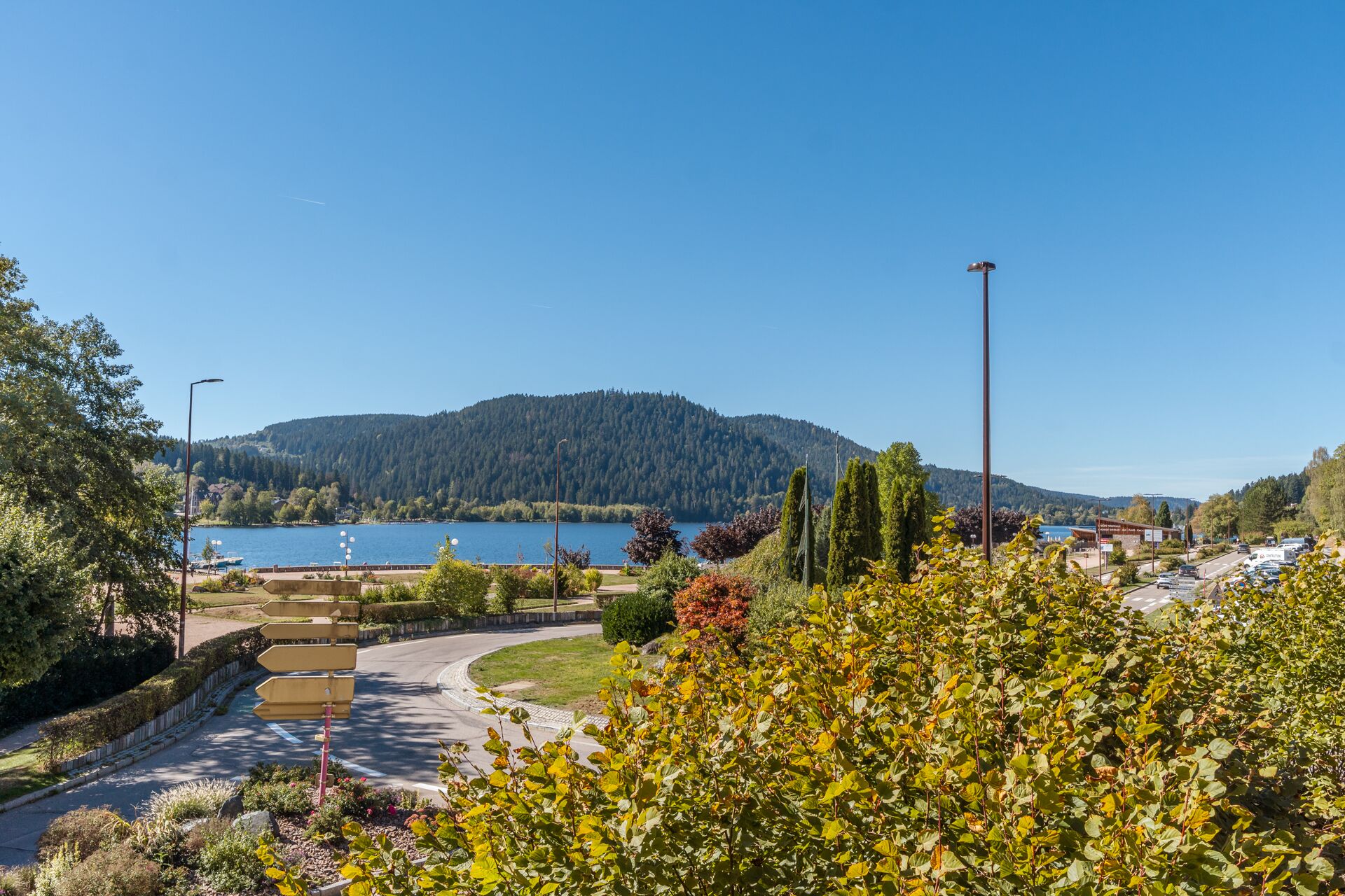 Vue sur le lac et les montagnes vosgiennes depuis le balcon, hôtel face au lac de Gérardmer