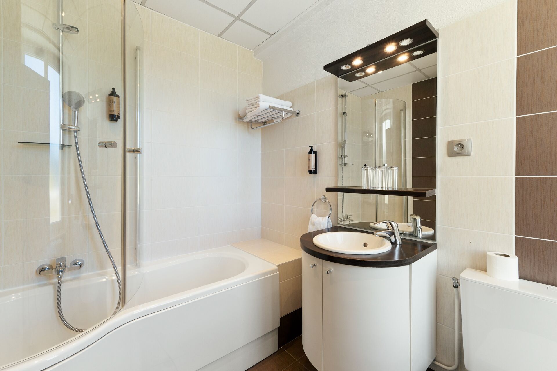 Salle de bain avec baignoire-douche, chambre deluxe vue lac avec balcon, hôtel à Gérardmer