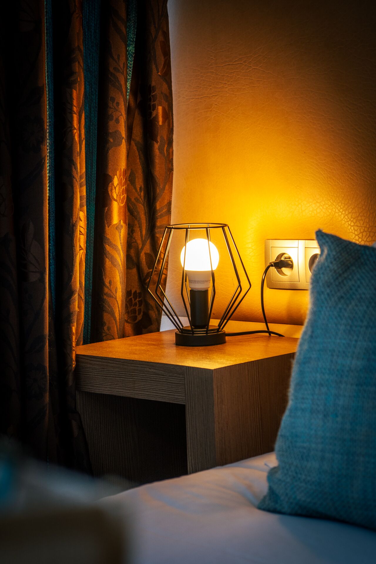 Lampe de chevet allumée, ambiance cosy d'une chambre deluxe de l'hôtel La Réserve à Gérardmer
