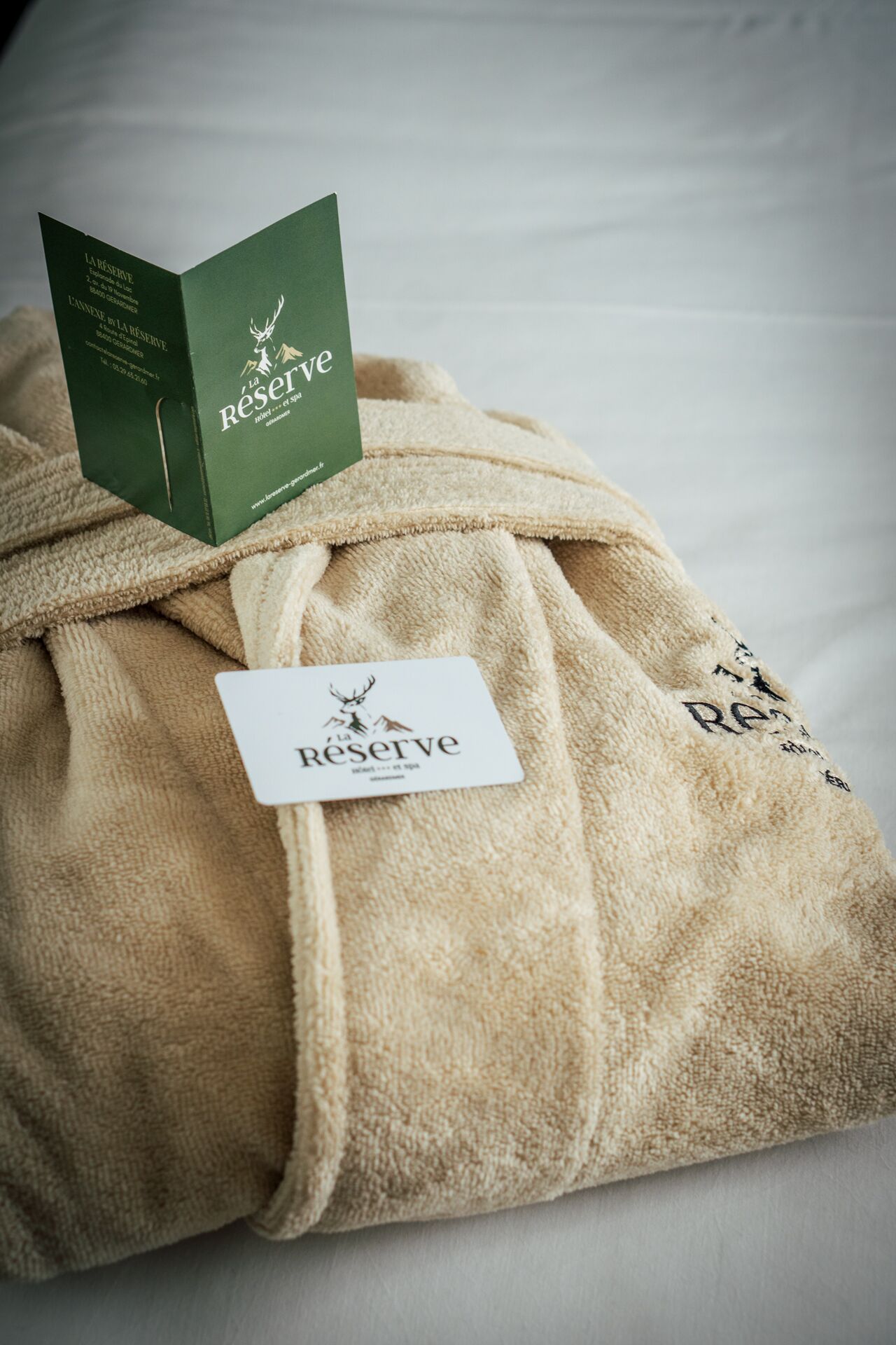Peignoir brodé La Réserve pour profiter du spa, hôtel spa à Gérardmer