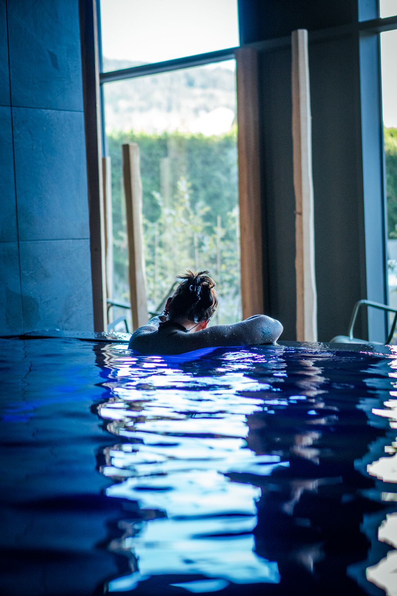Piscine intérieure chauffée avec vue sur la forêt, espace bien-être de l'hôtel spa La Réserve à Gérardmer