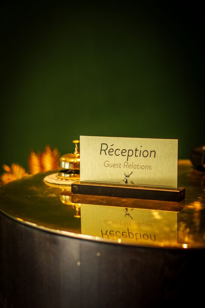 Comptoir de réception doré de l'hôtel La Réserve à Gérardmer