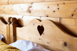 chambre boiserie lit coeur